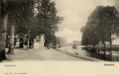 16375 Gezicht in de Dorpsstraat met loofbomen en op de Vecht te Zuilen uit het noordwesten; met op de achtergrond de ...